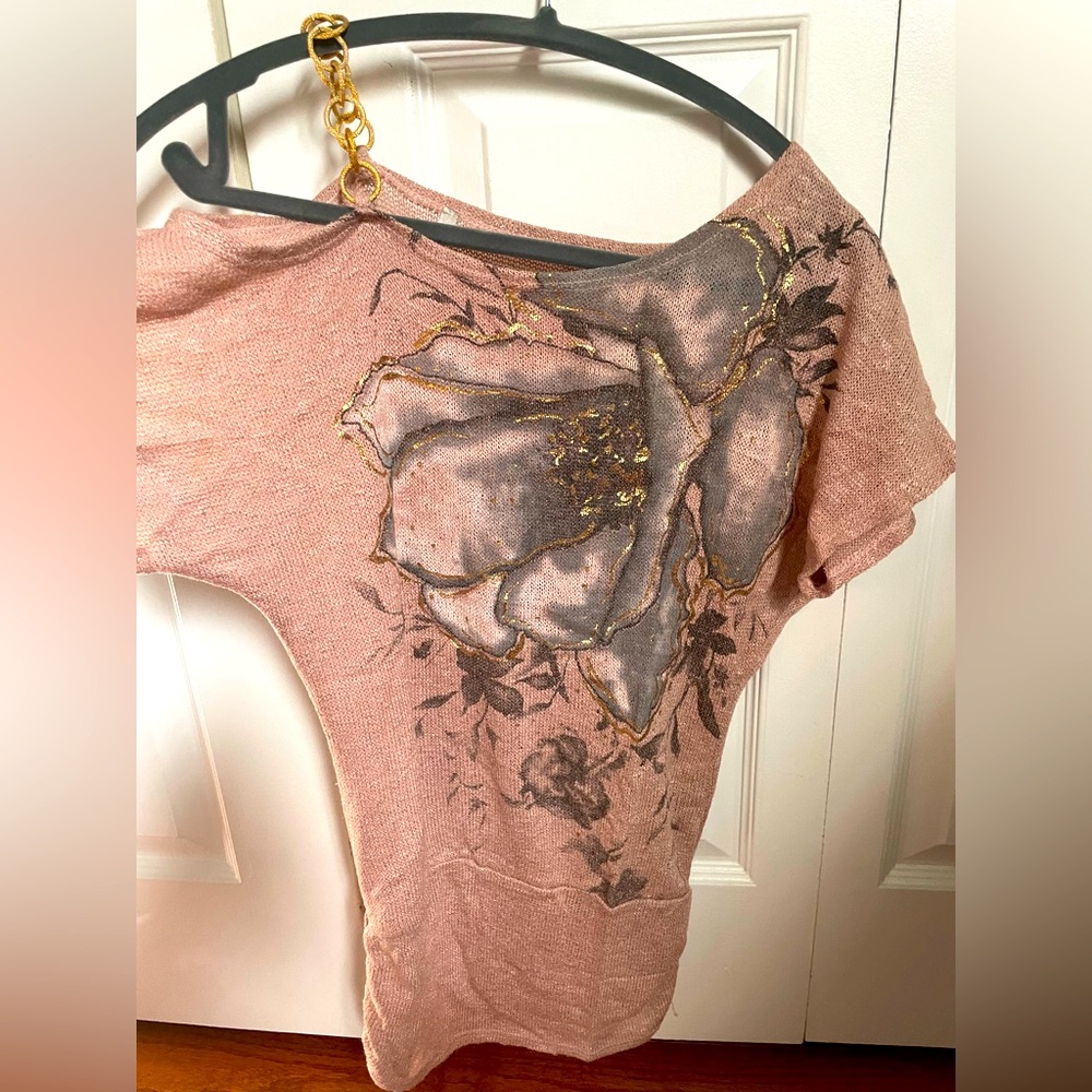 Assymetrical off the shoulder gold chain and flower pink knit sweater XS
